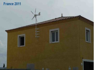 中国 屋根は5刃との個人的な風車の発電機400W 12V 24Vを取付けました 工場