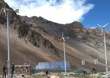 中国 動力火車の家の使用のための太陽電池パネルが付いている再生可能エネルギー3KWの風力 工場